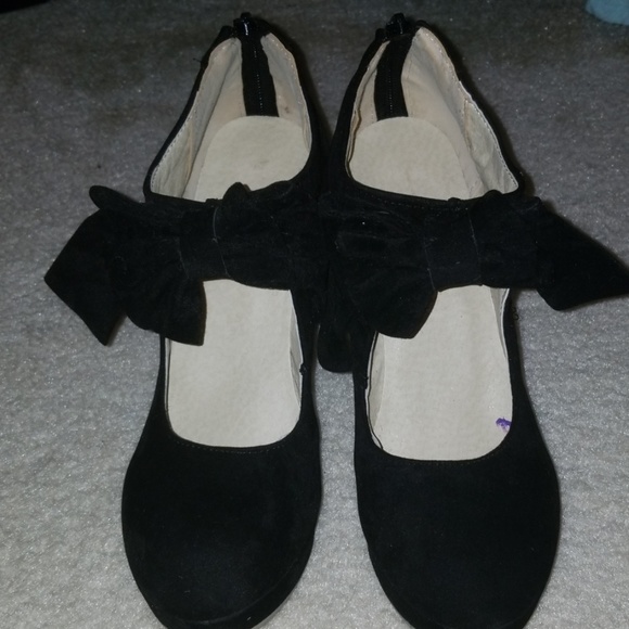 Shoes - Black Heels with Bow Size 8